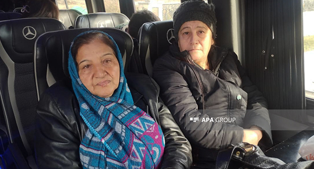 Возвращение азербайджанских семей в село Гасанриз. 22 декабря 2025 г. Фото: APA https://apa.az/sosial/agderenin-hesenriz-kendine-novbeti-koc-karvani-yola-salinib-foto-931718