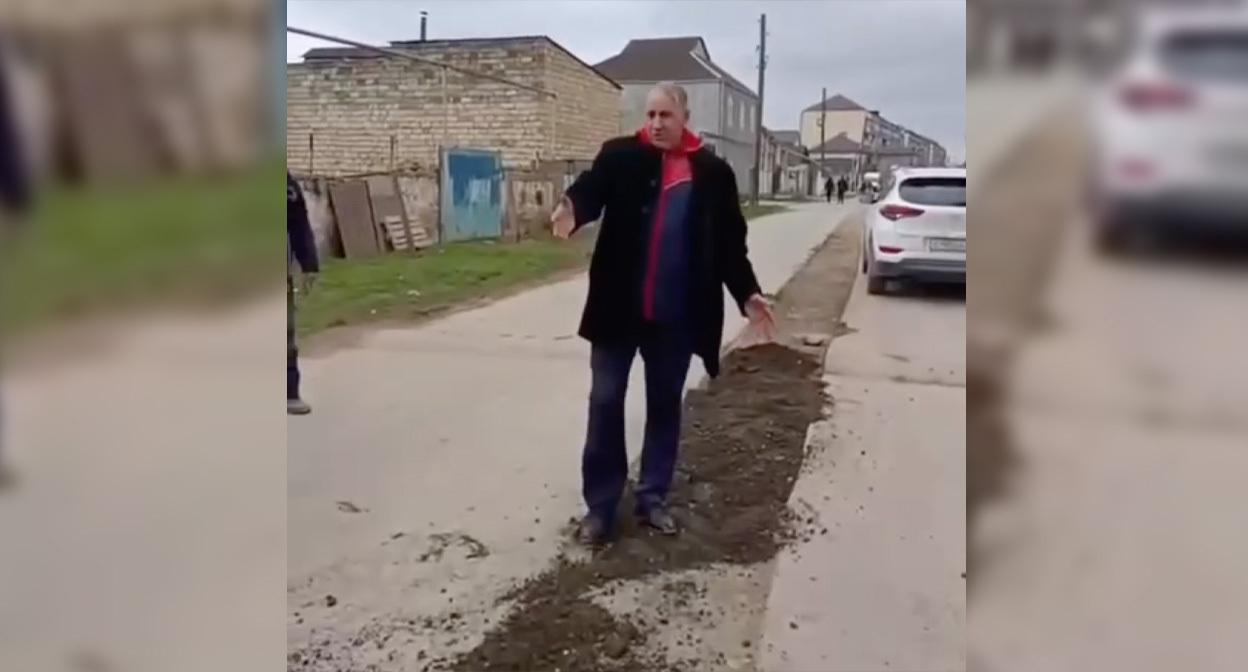 Местные жители показывают состояние дороги. Кадр из видео: https://t.me/shtab_dagestana_kanal/37969