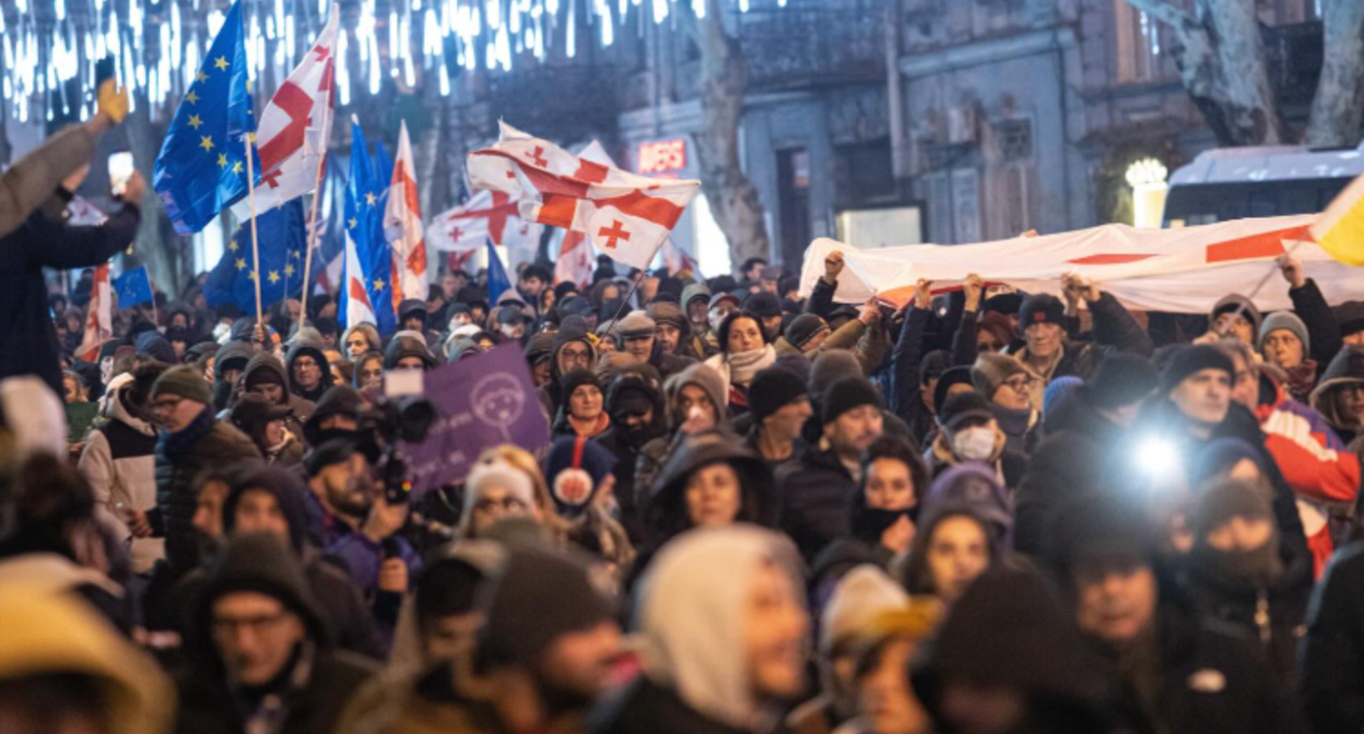 Шествие в Тбилиси. Скриншот фото Publika от 27.12.25, https://www.facebook.com/photo?fbid=1640186934047517&set=pcb.1640186987380845 (деятельность компании Meta, владеющей соцсетью, запрещена в России).