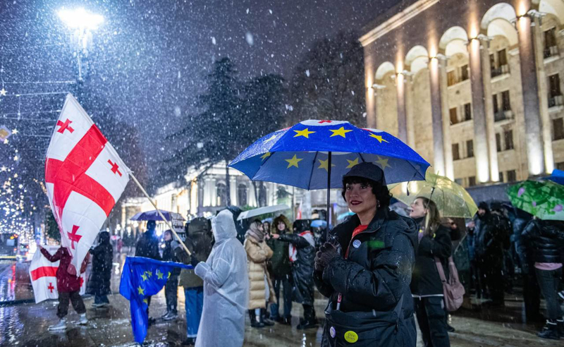 Акция в Тбилиси, участники которой требуют проведения новых парламентских выборов и освобождения политзаключенных, продолжилась 400-й день подряд/https://tvpirveli.ge/ka/siaxleebi/sazogadoeba/118397-utskveti-protestis-me-400-dge-tovis-miukhedavad-rustavelze-uamravi-adamiania