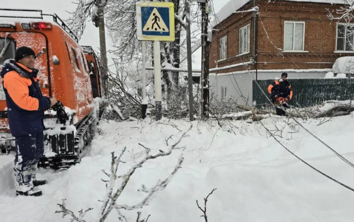 Упавшие провода в Майкопе. Скриншот фото из Telegram-канала администрации Майкопа от 05.01.26, https://t.me/maikop_adm/16338.