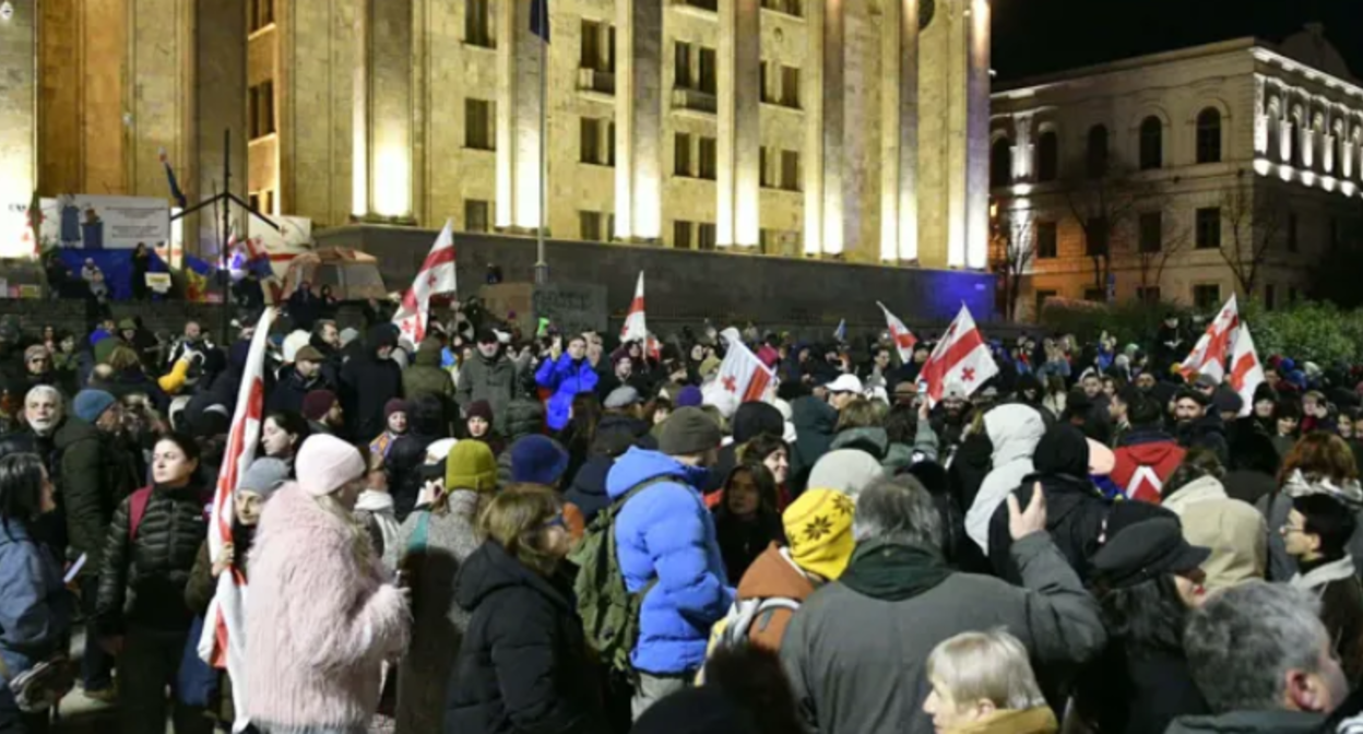 Участники шествия у парламента Грузии. Скриншот фото "Интерпрессньюс" от 10.01.26, https://www.interpressnews.ge/ka/article/859221-saprotesto-akciis-monacileebi-pilarmoniidan-msvlelobit-parlamenttan-mividnen.