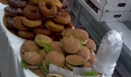 Буфет в махачкалинской гимназии. Стоп-кадр видео из Telegram-канала "Черновик" от 10.01.25, https://t.me/chernovik/92494.