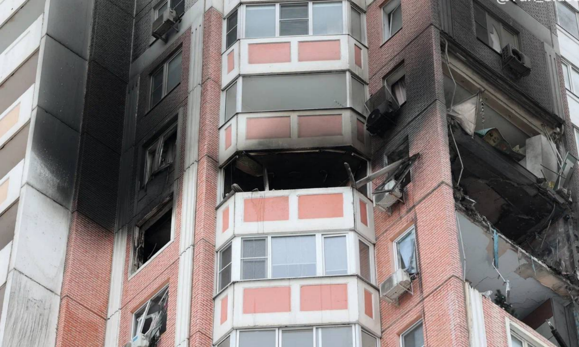 Поврежденный при атаке беспилотников дом в Левенцовском микрорайоне. Скриншот фото из Telegram-канала Юрия Слюсаря от 14.01.26, https://t.me/Yuri_Slusar/4518.