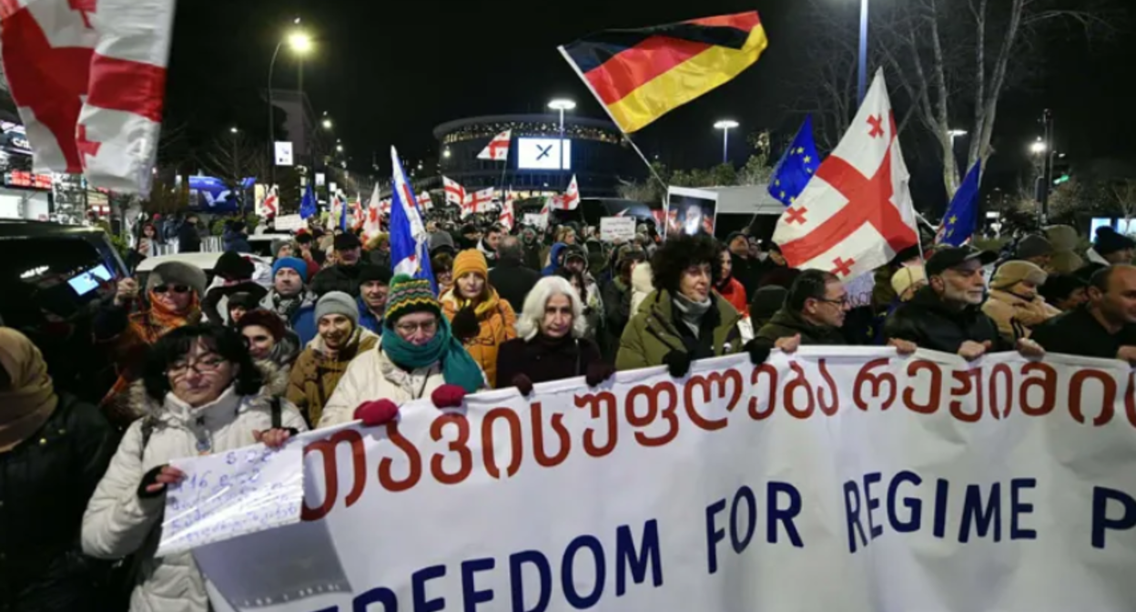 Участники шествия в Тбилиси 17.01.26. Скриншот фото "Интерпрессньюс", https://www.interpressnews.ge/ka/article/859677-parlamenttan-akcia-mimdinareobs.