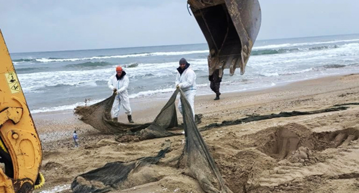 Очистка пляжа в Анапе от мазута. Январь 2026 г. Фото: https://t.me/opershtab23/14857