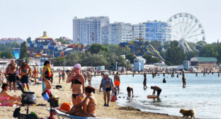 Туристы на пляже в Анапе. Скриншот фото из Telegram-канала "Маковозовы" от 28.08.25, https://t.me/makovozovy/43587.