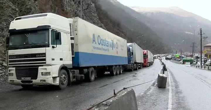 Большегрузные машины на Транскаме. Фото: https://icma.az/ru/amp/vremenno-zapresheno-dvizhenie-bolshegruzov-po-chasti-transkavkazskoj-magistrali-1402456