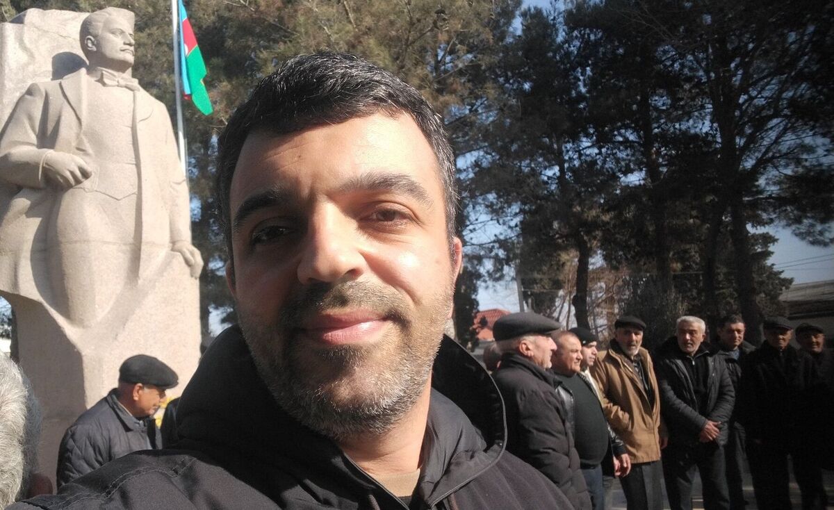 Орхан Бахыш у памятника одному из основателей Азербайджанской народной республики (1918-1920) Мамед Эмину Расулзаде. Фото с личной страницы активиста Orxan Baxış / Facebook* Орхан Бахыш у памятника одному из основателей Азербайджанской народной республики (1918-1920) Мамед Эмину Расулзаде. Фото с личной страницы активиста Orxan Baxış / Facebook*