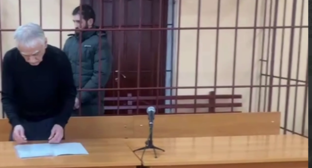 Суд арестовал подозреваемого в убийстве женщины (за решеткой). Стоп-кадр видео от 04.02.26, https://t.me/Femida_Dagestana/366