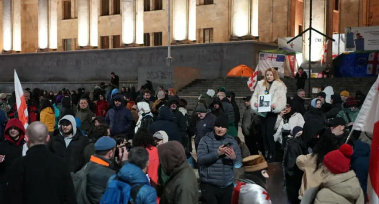 Протест у парламента Грузии. Скриншот фото "Интерпрессньюс" от 08.02.26, https://www.interpressnews.ge/ka/article/861372-sakartvelos-parlamenttan-saprotesto-akcia-mimdinareobs.