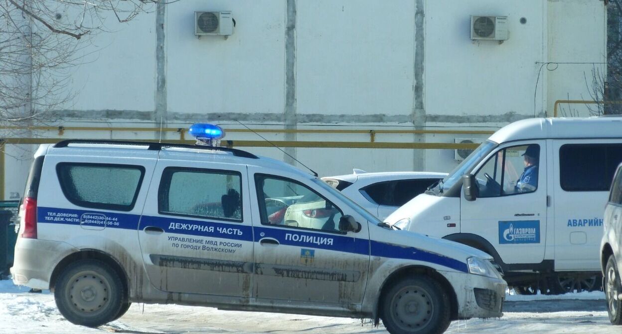 Служебные автомобили возле дома в Волжском. 11 февраля 2026 г. Фото: novostivolgograda.ru