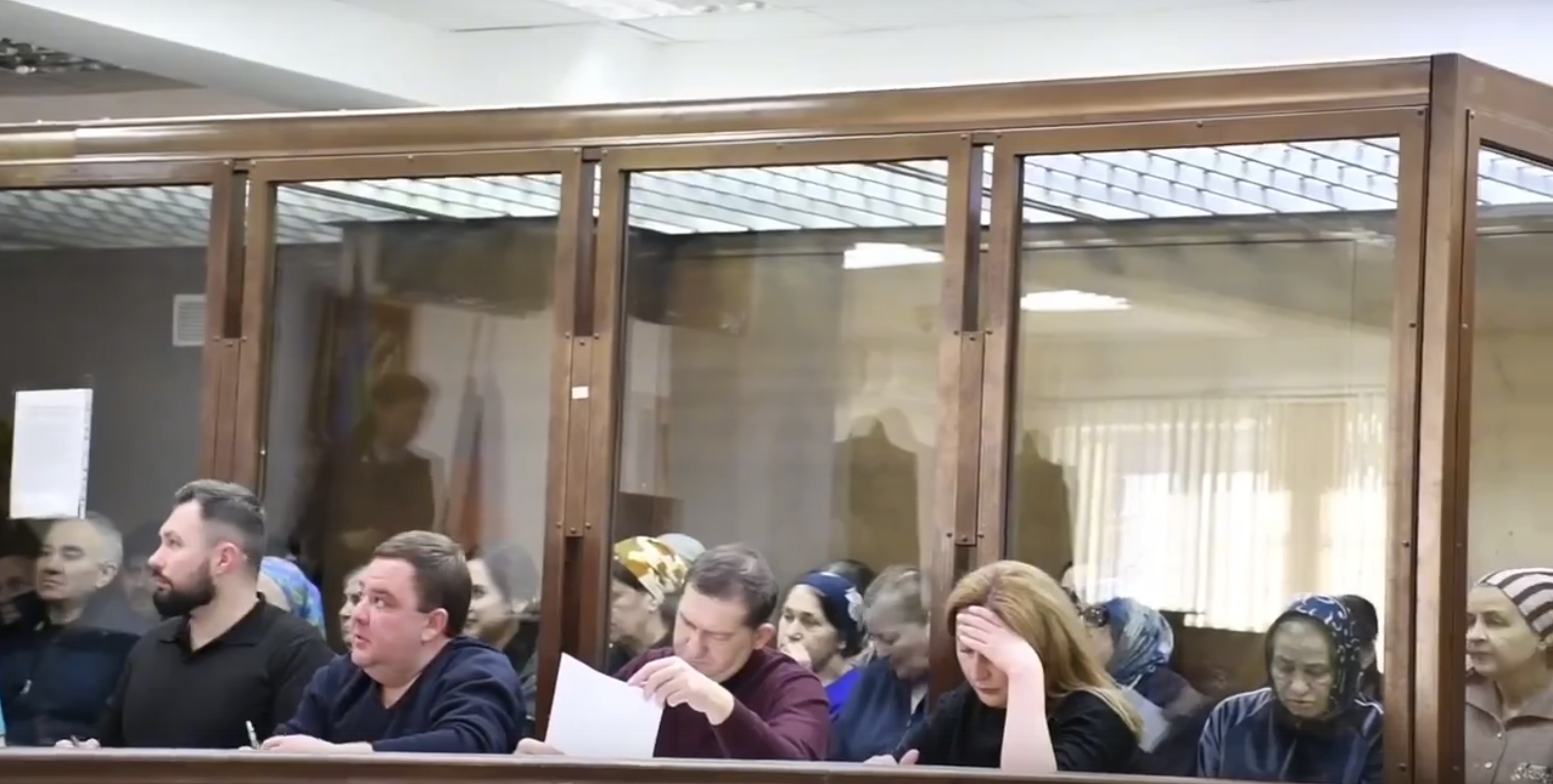 Обвиняемые в зале суда. Кадр видео Черкесский городской суд КЧР / “ВКонтакте”.