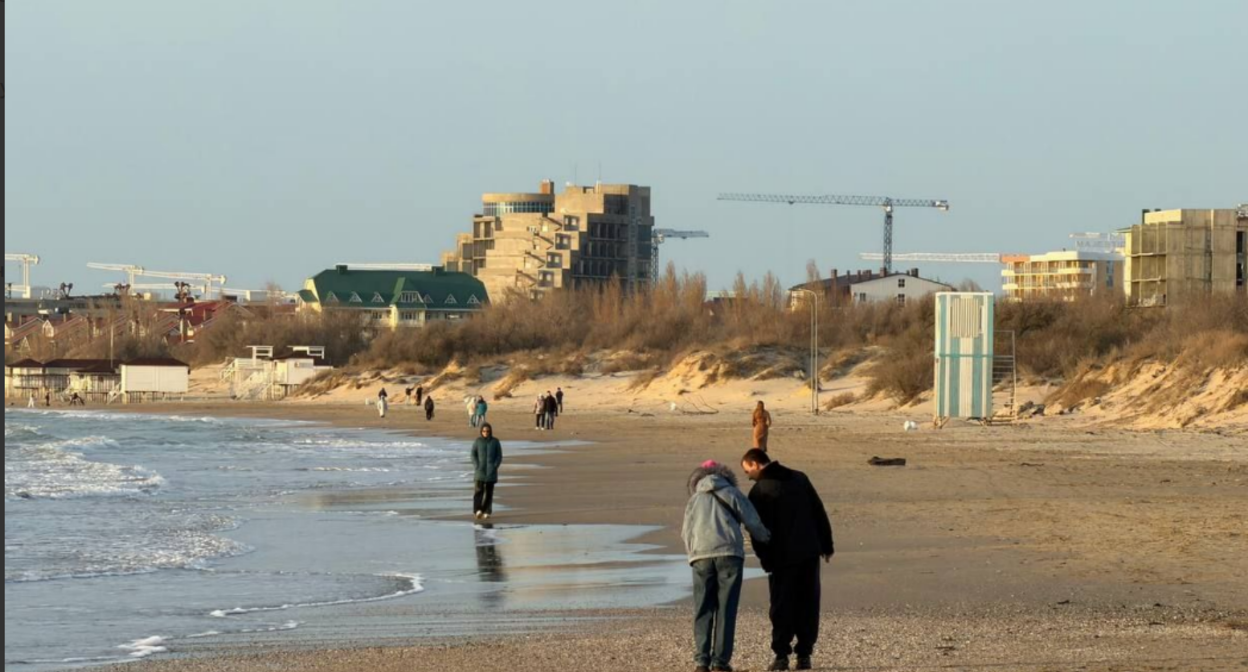 Пляж в Анапе. Скриншот фото Юрия Озаровского от 1ё5.02.26, https://t.me/MoreOz/116801.