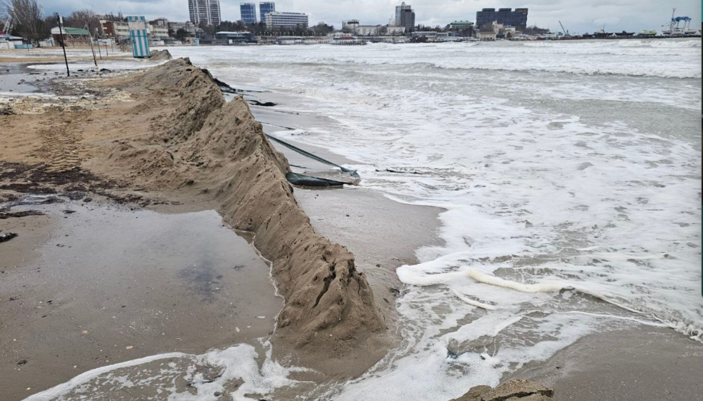 Центральный пляж, скриншот фото Юрия Озаровского от 19.02.26., https://t.me/MoreOz/117015