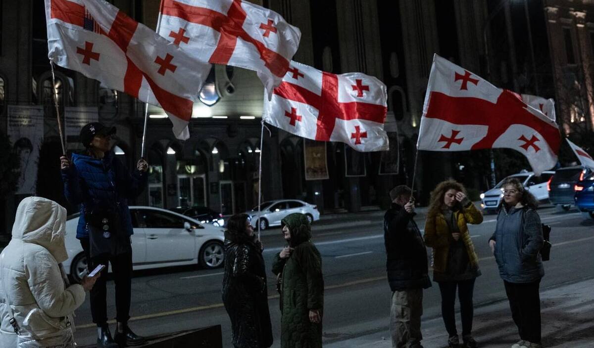 Протестующие с флагами Грузии на проспекте Руставели. Фото: Мариам Кавшбая / Publika
