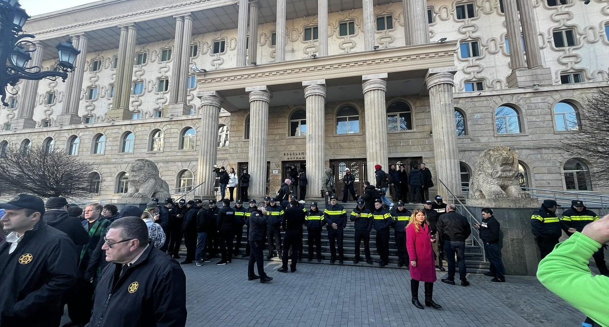 Кадр Тбилисский городской суд избрал заключение в качестве меры пресечения журналистке Элисо Киладзе. Фото: NewsGeorgia / https://www.newsgeorgia.ge/sud-arestoval-zhurnalistk-kiladze-i-eshhe-pjat-figurantov-dela-o-moshennicheskih-koll-centrah/