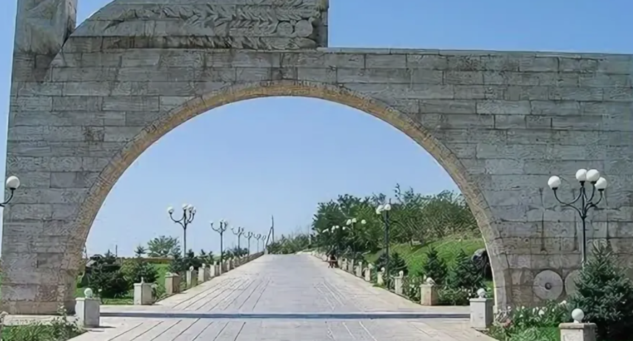 Военный пантеон "Ераблур". Скриншот фото https://www.youtube.com/watch?v=4yhO2yik6Fo.