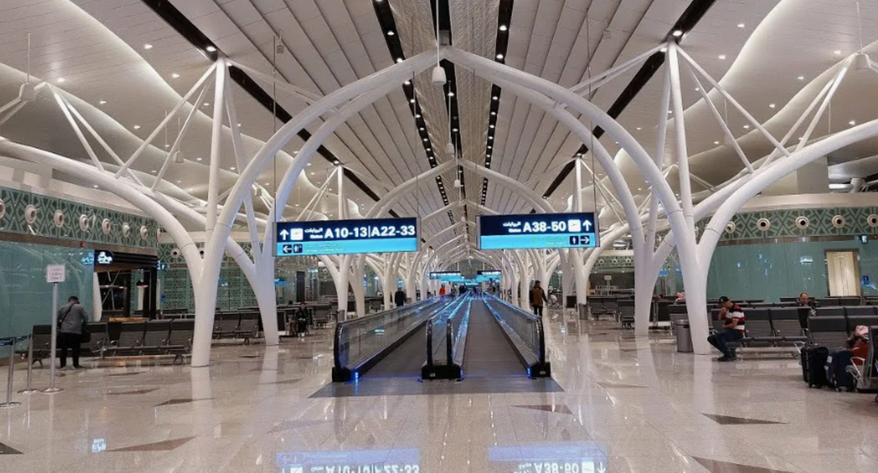 Аэропорт Джидда. Стоп-кадр видео https://www.youtube.com/watch?v=bRA6SZaVoVU.