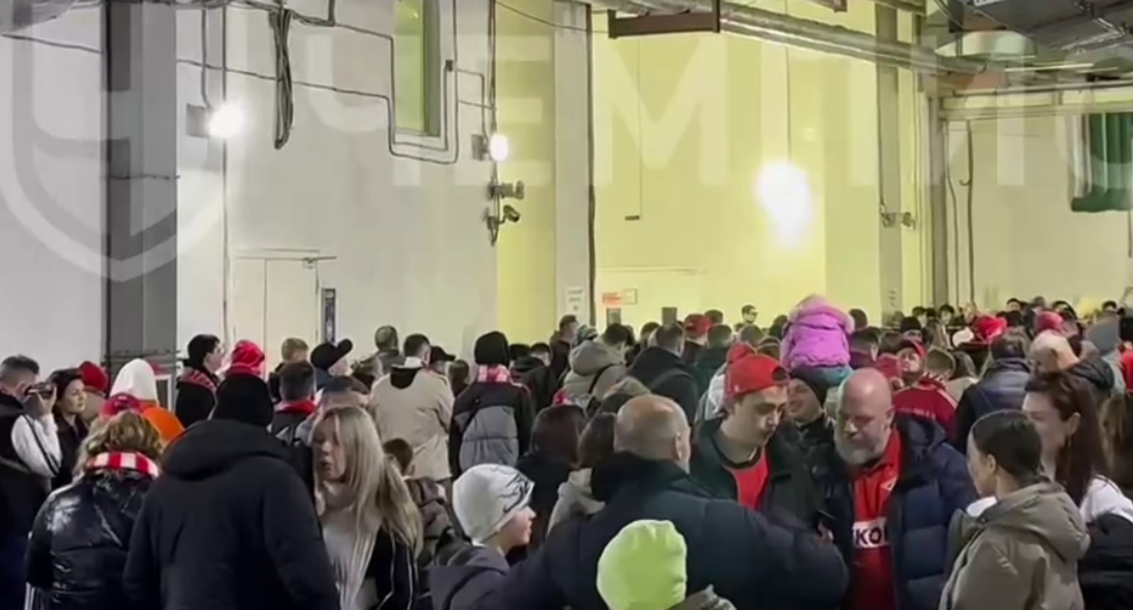 Болельщики в ожидании матча РПЛ. Стоп-кадр видео "Чемпионат" от 01.03.26, https://t.me/champkrugi/2107.