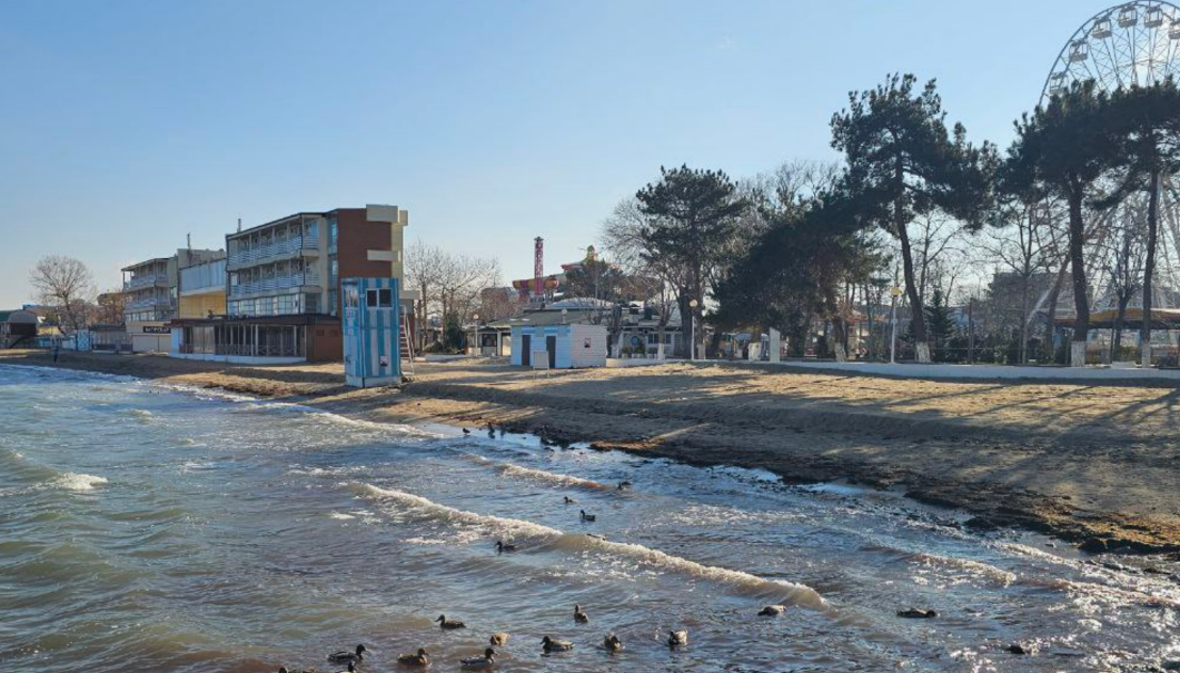 Пляж в Анапе. Скриншот фото Юрия Озаровского от 07.03.26, https://t.me/MoreOz/118241 