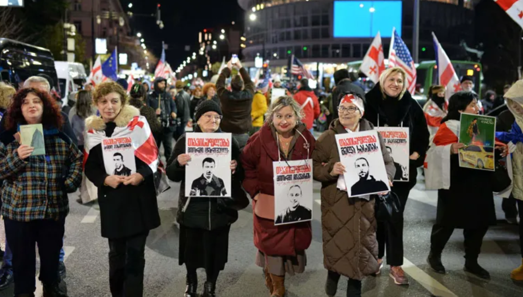 Шествие в 465-й день протестов. Скриншот фото "Интерпрессньюс" от 07.03.26, https://www.interpressnews.ge/ru/article/173639-k-parlamentu-dvizhetsia-protestnyi-marsh-pod-lozungom-sila-v-edinstve