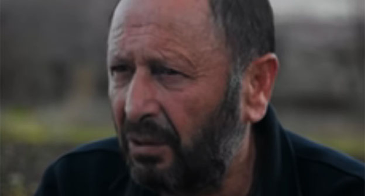 Бакир Мустафаев, отец Халита Мустафаева. Следы от пуль на автомобиле. Скриншот видео Команда против пыток https://www.youtube.com/watch?v=weDrPAvqP9Y