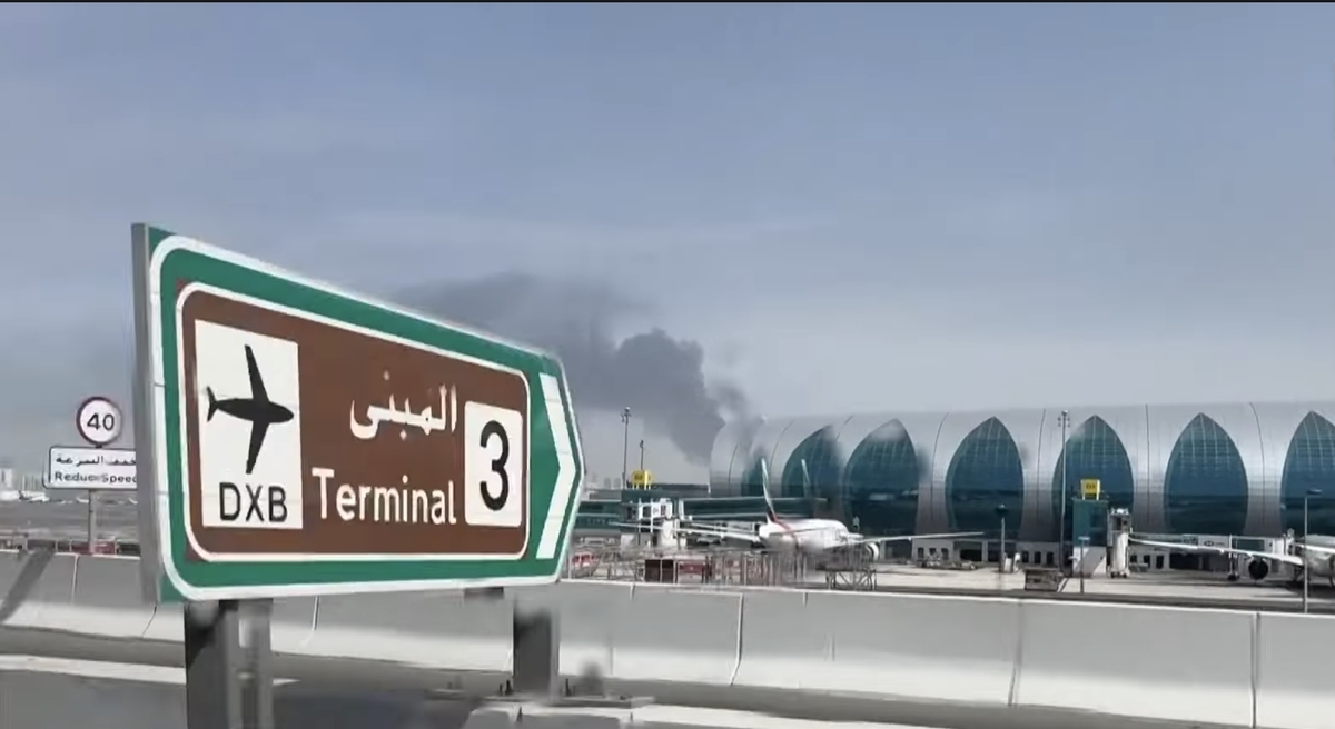 Удар иранского дрона близ аэропорта Дубая. Кадр видеосюжета MIRROR NOW / YouTube