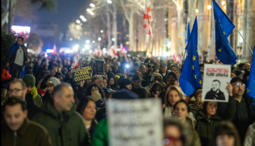 Участники шествия. Скриншот фото Publika от 14.03.26, https://www.facebook.com/photo?fbid=1705536594179217&set=pb.100041686795244.-2207520000 (деятельность компании Meta, владеющей соцсетью, запрещена в России).