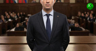 Мужчина в зале суда. Иллюстрация создана "Кавказским узлом" при помощи ИИ в программе Copilot