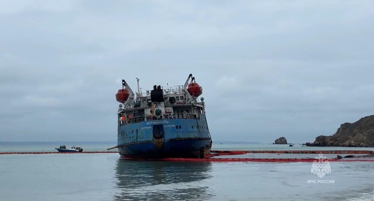 Затонувший танкер возле Анапы. Фото: МЧС России Затонувший танкер возле Анапы. Фото: МЧС России