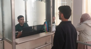 Люди на погранпереходе из Ирана в Азербайджан. Фото: Report https://report.az/xarici-siyaset/irandan-azerbaycana-indiyedek-2-921-nefer-texliye-olunub