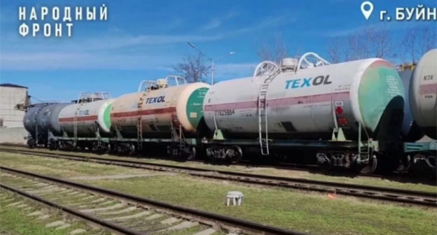 Цистерны с топливом на территории старого вокзала в Буйнакске. Скриншот видео "Народный фронт-Дагестан"/Telegram-канал