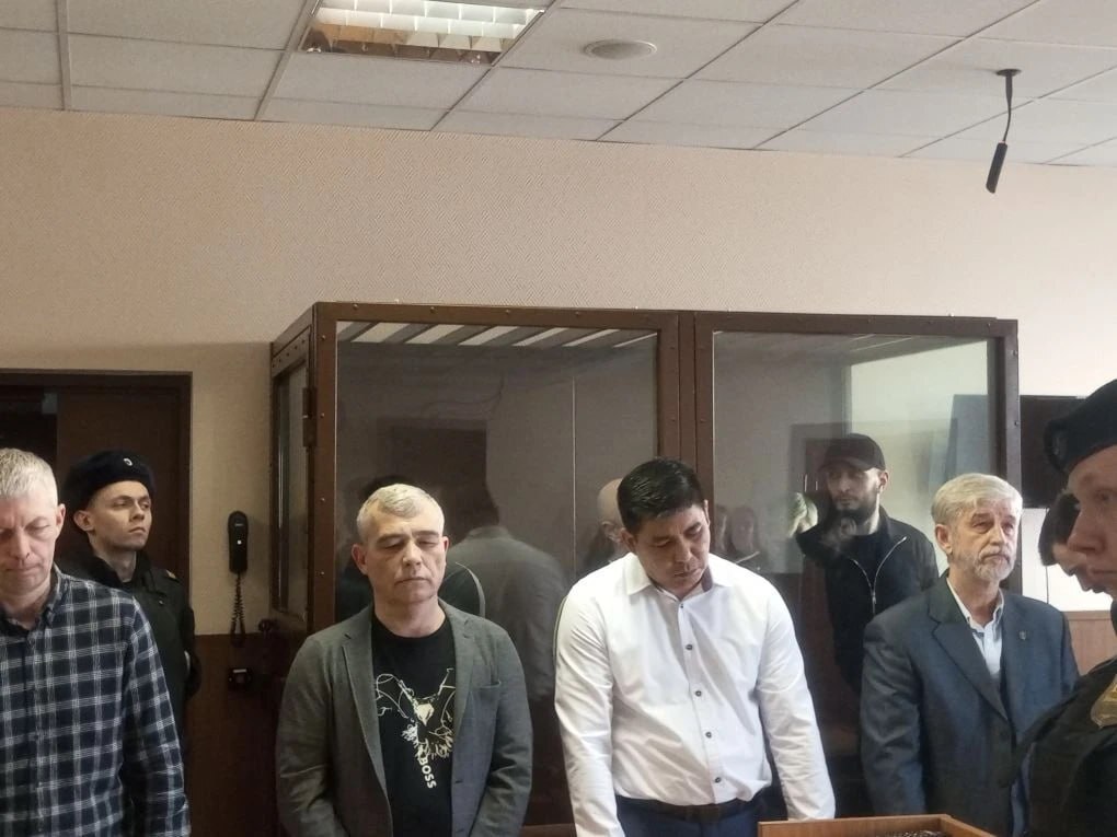 Участники перестрелки в зале суда. Скриншот видео https://news.tek.fm/news/478243