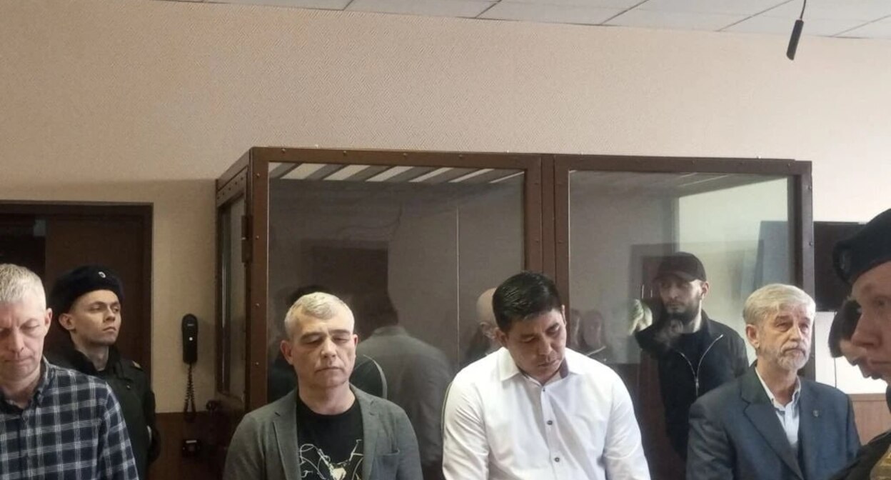 Участники перестрелки в зале суда. Скриншот видео https://news.tek.fm/news/478243