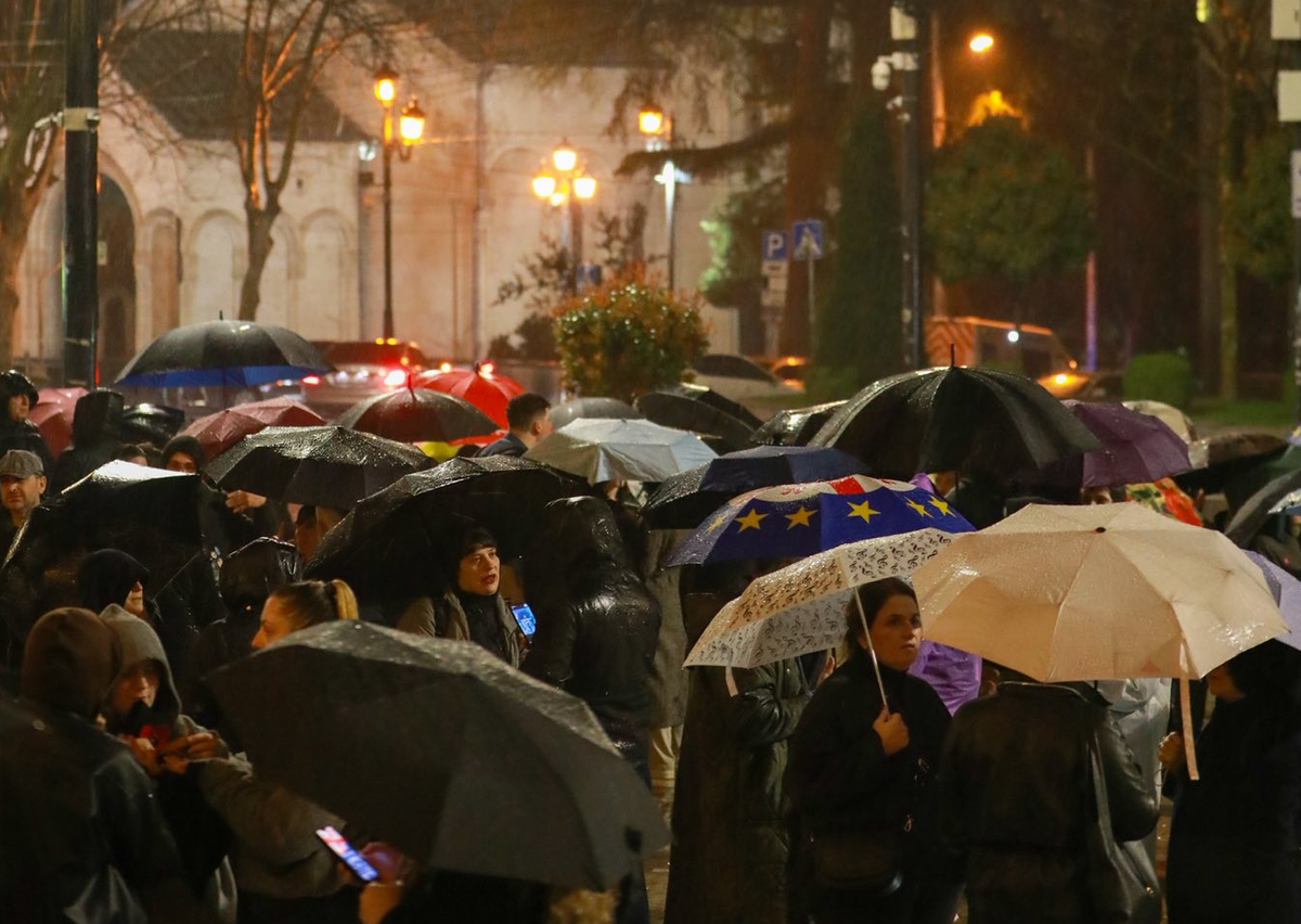 Стоп-кадр: "Проевропейские протесты в Тбилиси 483-й день подряд. Фото: MO SE / Facebook Стоп-кадр: "Проевропейские протесты в Тбилиси 483-й день подряд. Фото: MO SE / Facebook