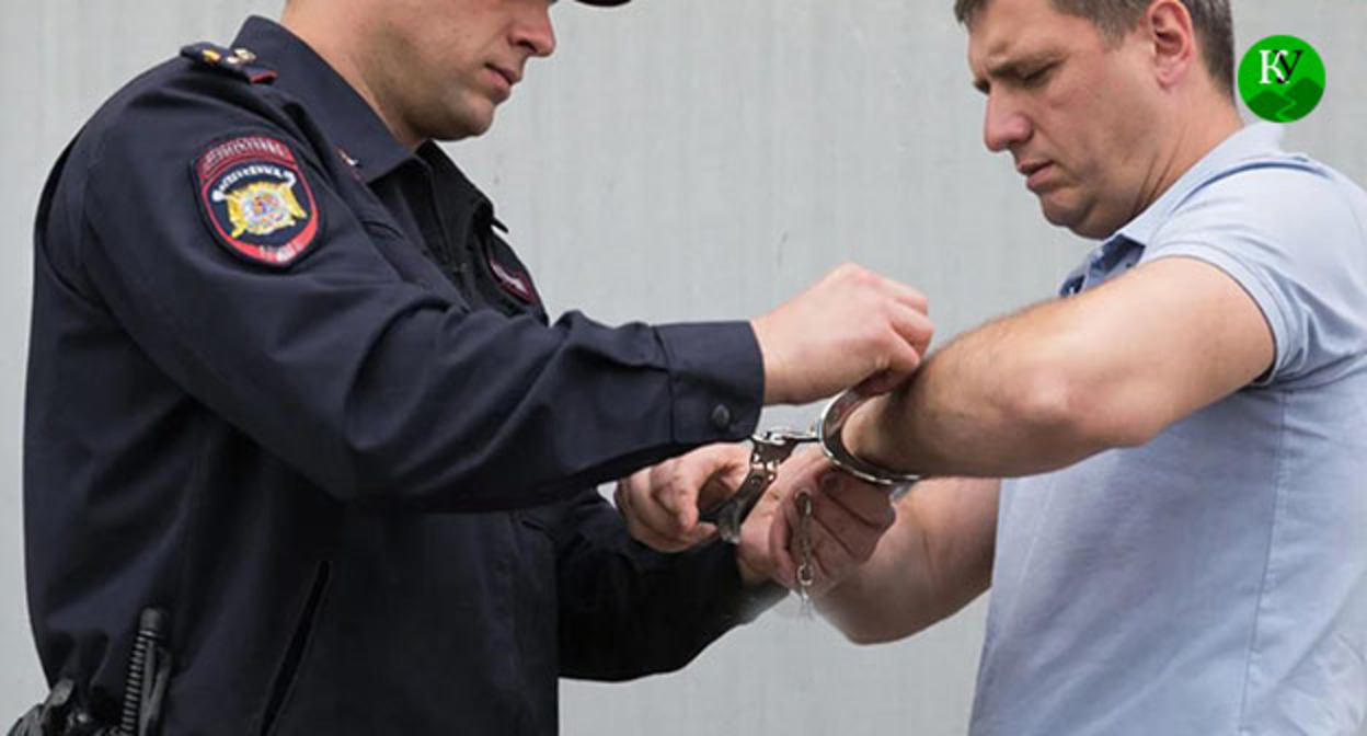 Сотрудник полиции надевает наручники на мужчину. Иллюстрация создана "Кавказским узлом" при помощи ИИ в программе Copilot Сотрудник полиции надевает наручники на мужчину. Иллюстрация создана "Кавказским узлом" при помощи ИИ в программе Copilot