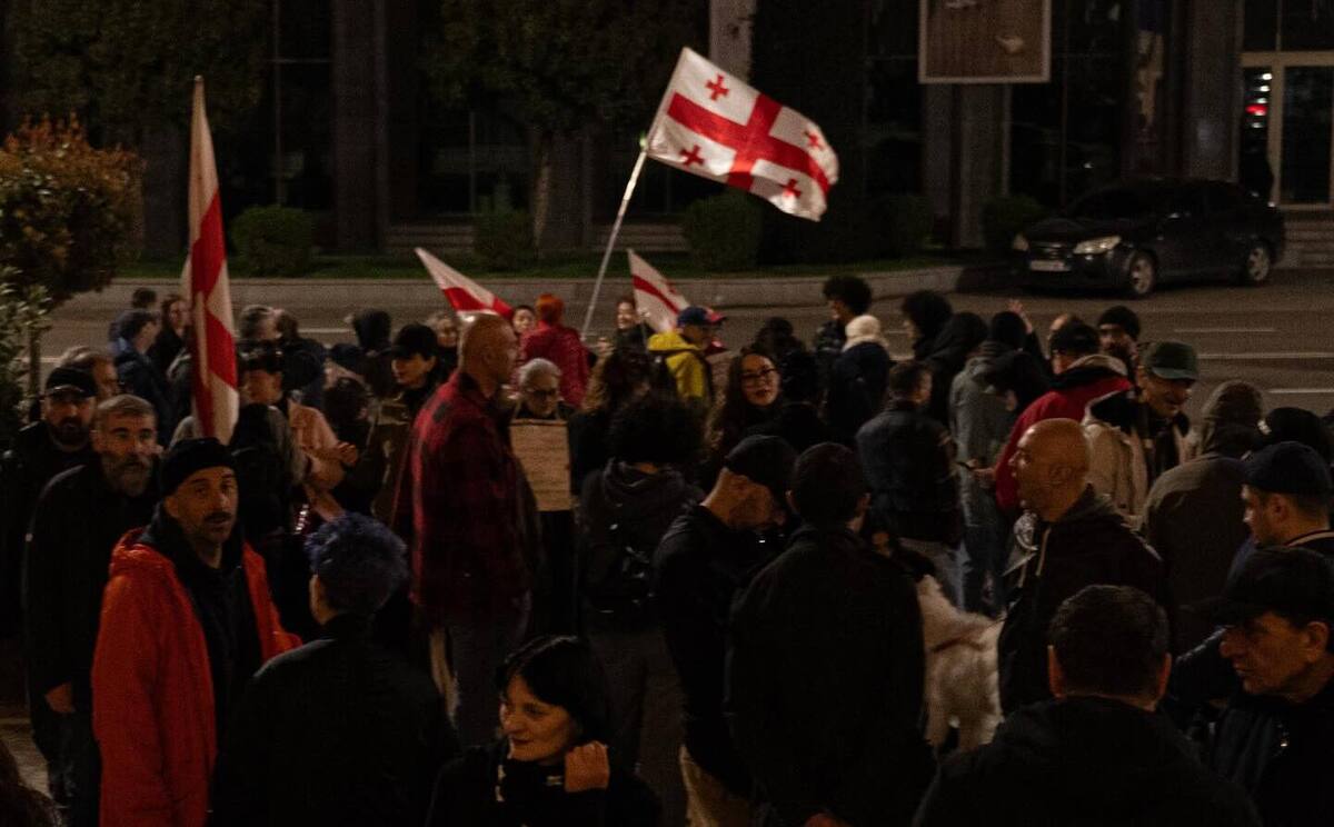 Участники собрания на Руставели, 26 марта 2026 года. Фото: Mindia Gabadze / Publika