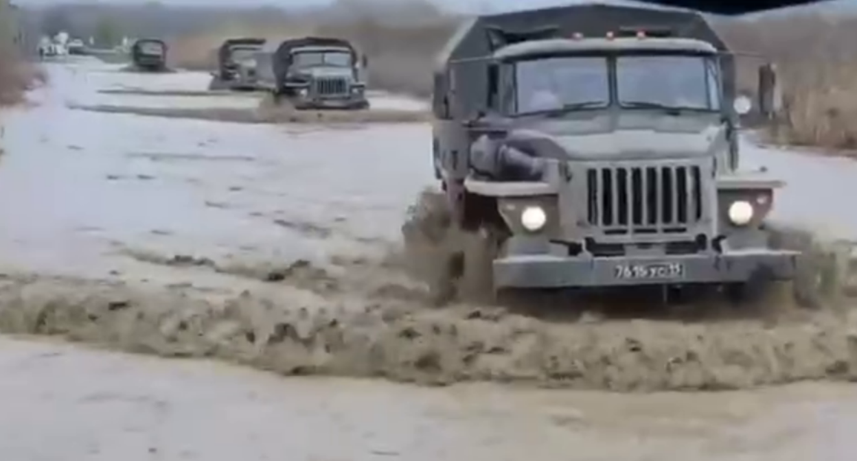 Эвакуация из села Брагуны. Стоп-кадр видео ЧГТРК "Грозный" от 29.03.26, https://t.me/groznytv/32166. Эвакуация из села Брагуны. Стоп-кадр видео ЧГТРК "Грозный" от 29.03.26, https://t.me/groznytv/32166.