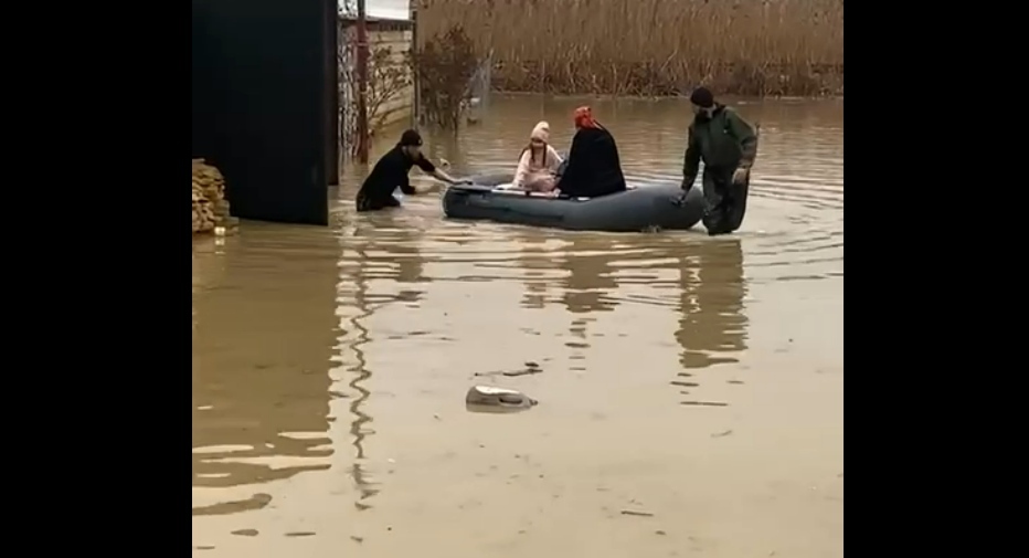 Наводнение в Дагестанских Огнях. Стоп-кадр видео администрации города https://t.me/dagogni_press/12719 Наводнение в Дагестанских Огнях. Стоп-кадр видео администрации города https://t.me/dagogni_press/12719
