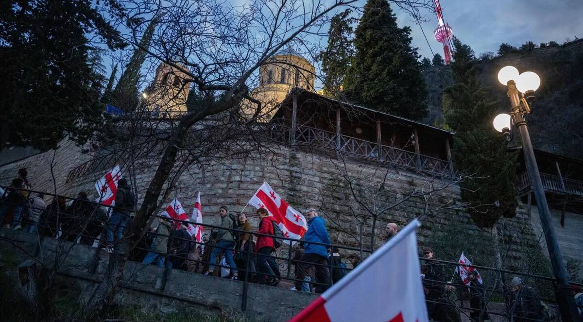 Участники марша солидарности в Тбилиси, 31 марта 2026 года. Фото: Nino Kikvadze / Publika Участники марша солидарности в Тбилиси, 31 марта 2026 года. Фото: Nino Kikvadze / Publika