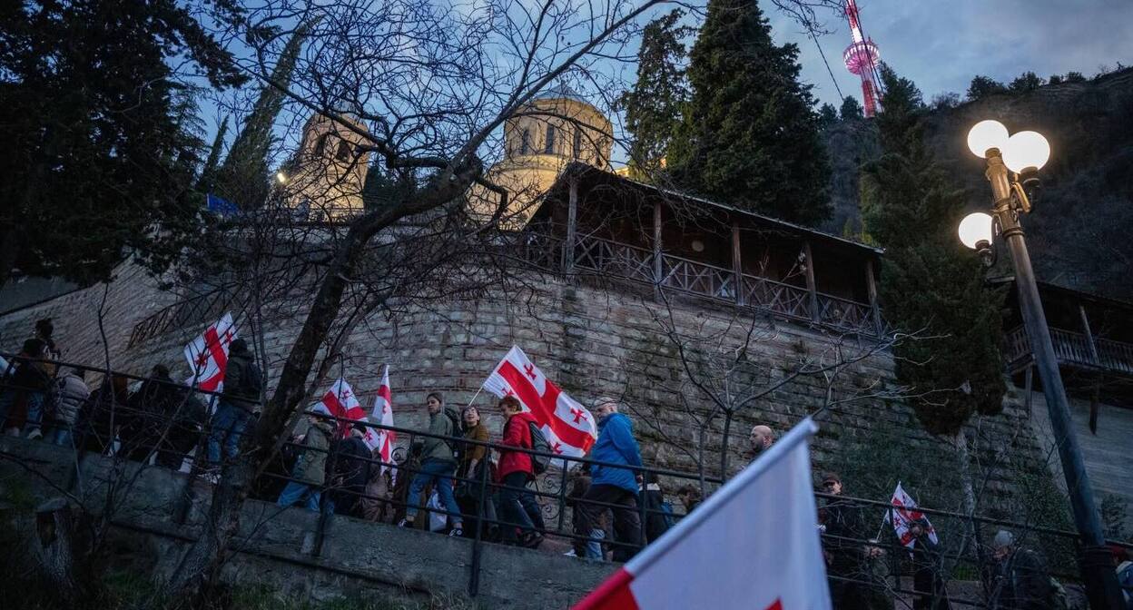 Участники марша солидарности в Тбилиси, 31 марта 2026 года. Фото: Nino Kikvadze / Publika Участники марша солидарности в Тбилиси, 31 марта 2026 года. Фото: Nino Kikvadze / Publika
