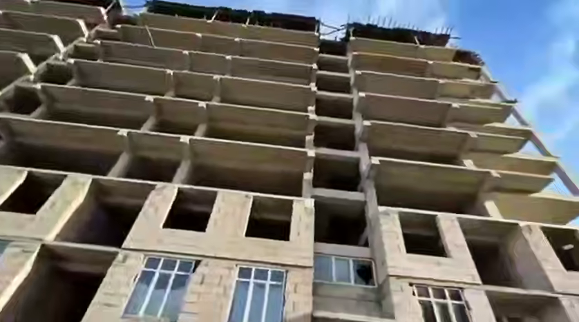 Кадр Пайщики ЖСК "Уютный дом" обратились к главе Дагестана с просьбой достроить дом. Фото: Тут Дагестан / Telegram-канал