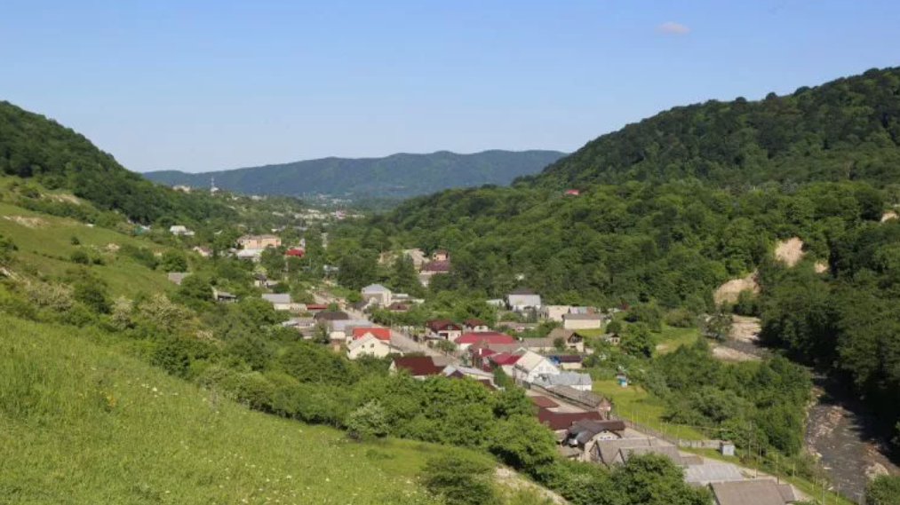 Поселок Белая Речка. Скриншот фото https://ru.wikipedia.org/wiki/Белая_Речка_(Кабардино-Балкария)#/media/Файл:Белая_Речка._Второй_посёлок.jpg Поселок Белая Речка. Скриншот фото https://ru.wikipedia.org/wiki/Белая_Речка_(Кабардино-Балкария)#/media/Файл:Белая_Речка._Второй_посёлок.jpg