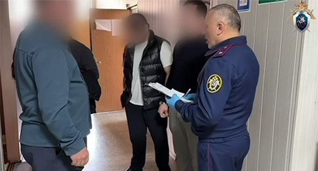 Обыски прошли в администрации Курахского района. Cкриншот видео https://t.me/dagestan_sledcom05/3909