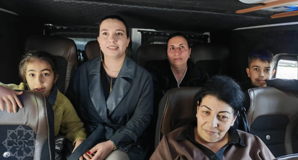 Кадр возвращения 27 азербайджанских семей в Кяльбаджар. Фото: Азертадж / https://azertag.az/ru/xeber/gruppa_pereselencev_pribyla_v_gorod_kyalbadzhar__obnovleno_video-4101463