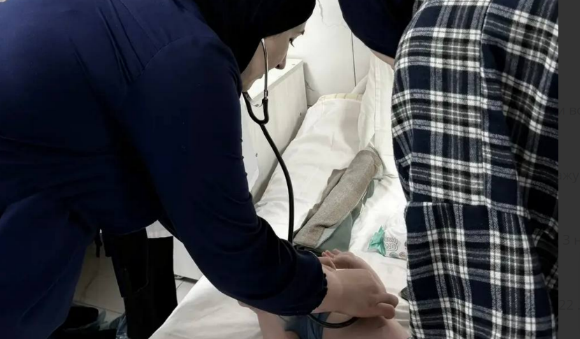 Врачи осматривают пациента в Карабудахкентской больнице. Скриншот фото Минздрава Дагестана от 04.04.26, https://t.me/minzdravrd/14094 Врачи осматривают пациента в Карабудахкентской больнице. Скриншот фото Минздрава Дагестана от 04.04.26, https://t.me/minzdravrd/14094