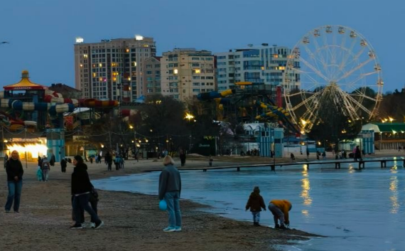 Центральный пляж в Анапе. Скриншот фото из Telegram-канала "Маковозовы" от 02.04.26, https://t.me/makovozovy/57057 Центральный пляж в Анапе. Скриншот фото из Telegram-канала "Маковозовы" от 02.04.26, https://t.me/makovozovy/57057