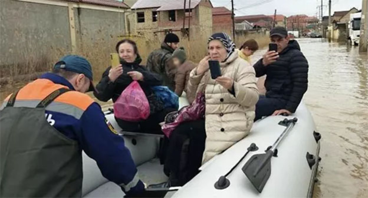 Эвакуация людей во время наводнения в Дагестане. Фото: МЧС РФ по Республике Дагестан Эвакуация людей во время наводнения в Дагестане. Фото: МЧС РФ по Республике Дагестан