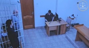 Евгений Горобец (слева в клетке). Кадр видео пресс-службы судов Кубани https://t.me/opskuban/1522